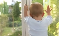 Ребенок, который выпал из окна, бросает тень на оконную фирму
